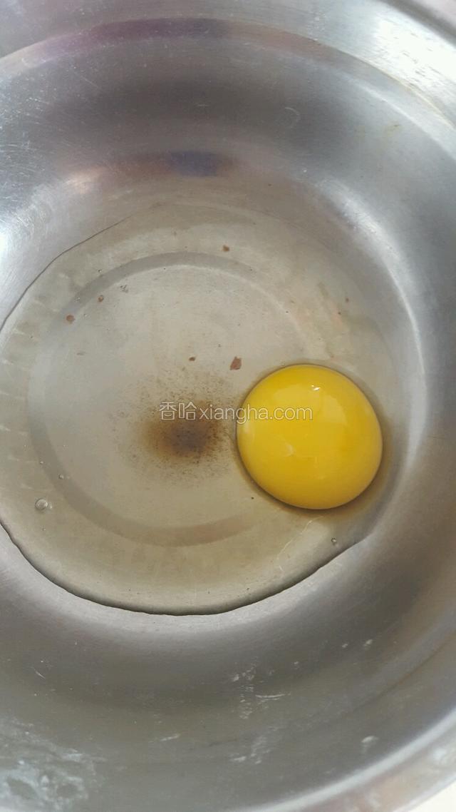 全蛋一个加入糖混合搅拌至糖无颗粒，打到稍微蓬松即可。