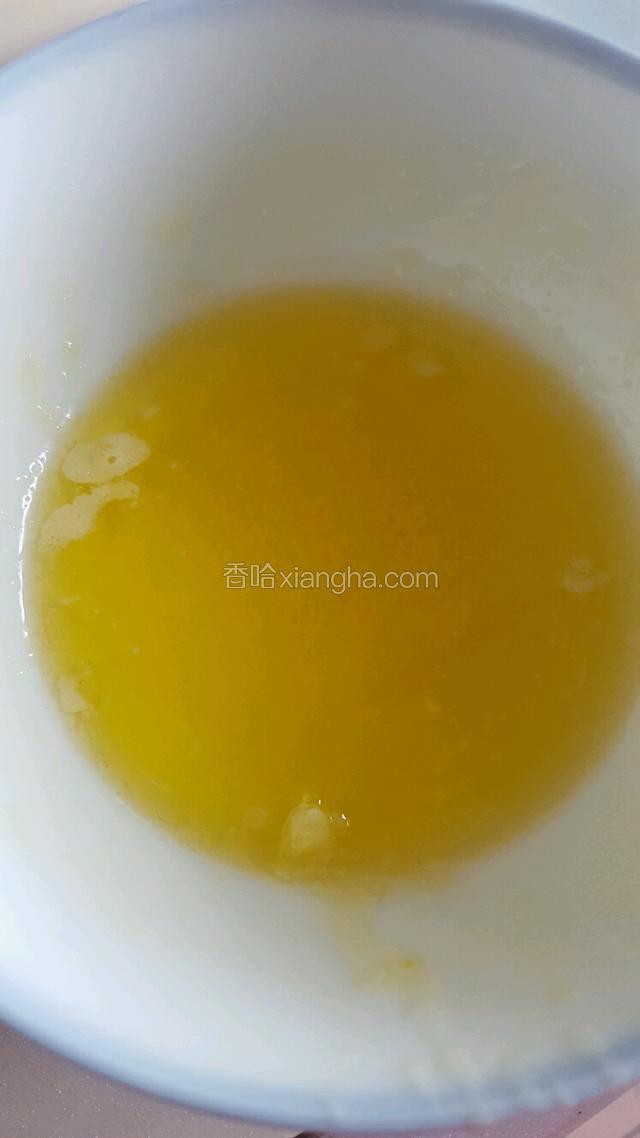 黄油微波炉叮一下软化至液体。