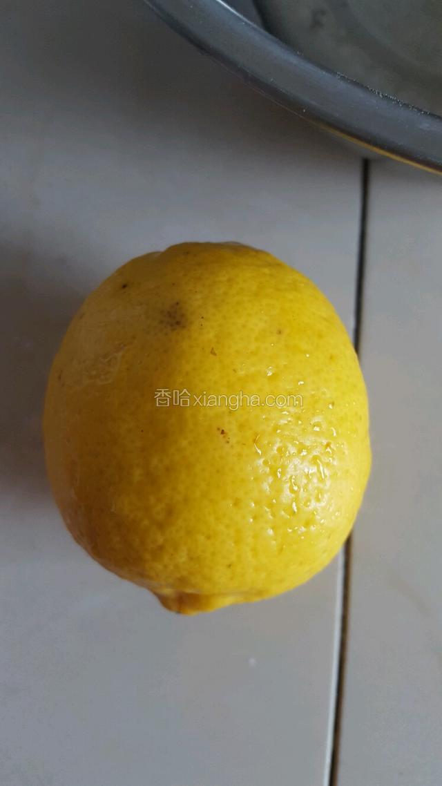 面粉泡打粉过筛，柠檬皮切碎。