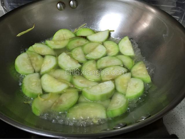 加入适量水煮到丝瓜变软出水
