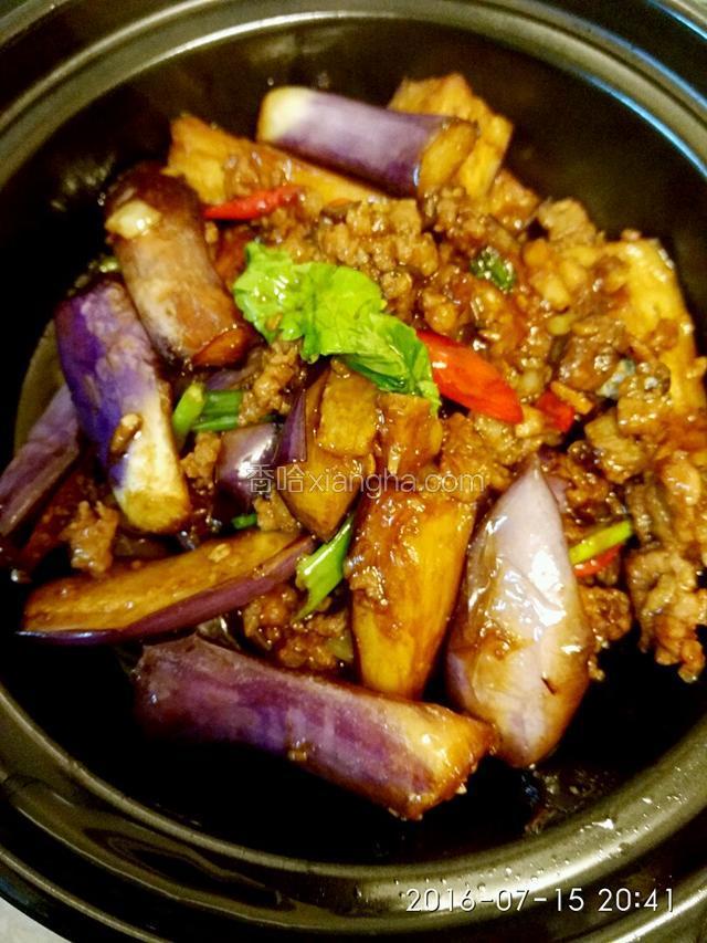 烧热瓦煲煮好的咸鱼茄子倒入煲内。
