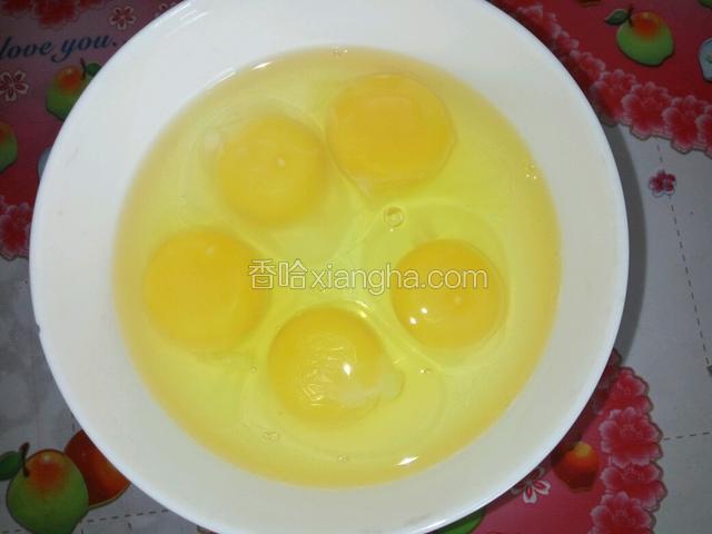 这个时间来准备馅枓:鸡蛋5个加少许盐