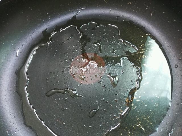 平底锅倒入少量油，不需要很多