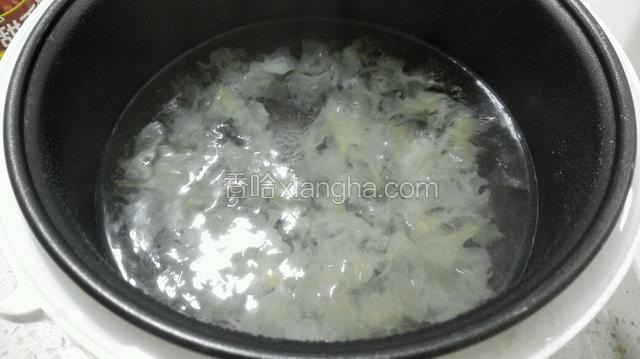 泡发的银耳撕成小块放电饭煲里煮30分钟，开锅了就小火煮，锅盖上放根筷子让锅盖虚掩，以免溢出。