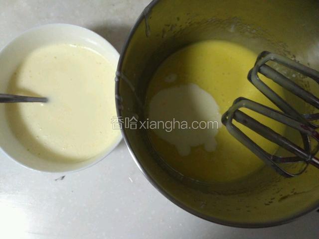 用失败的色拉酱代替油，一点点加入到打发好的蛋黄里，进行乳化。