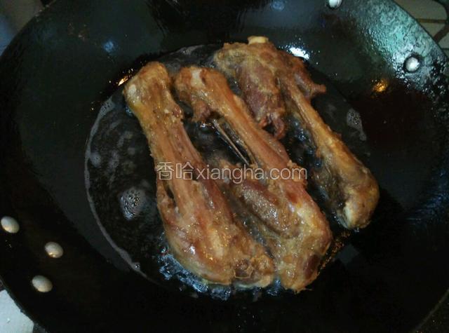 锅内放食用油，油热7层放入羊腿小火慢炸12分钟左右即可出锅。可根据自己的口味增减油炸时间。