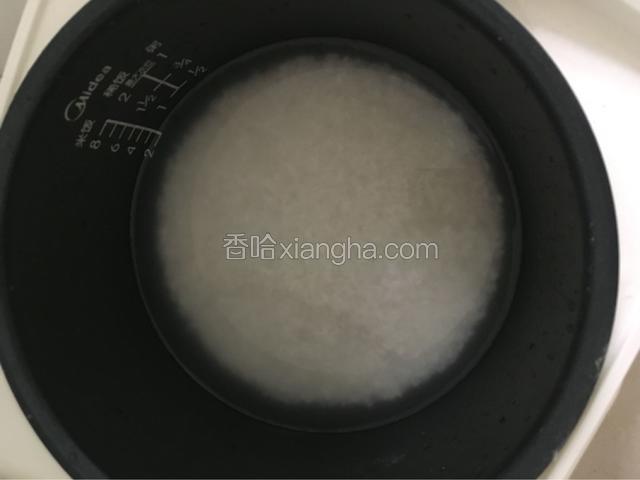 大米先淘洗，然后按煮饭键开始煮饭