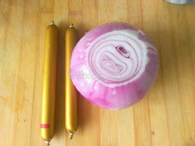 准备食材:洋葱一个，扒去洋葱外面的一层，火腿肠2根。