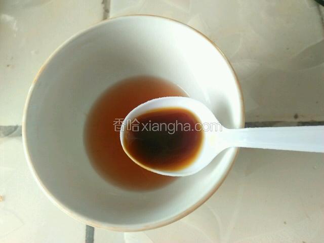 花椒水和耗油按配料用量调汤汁备用。