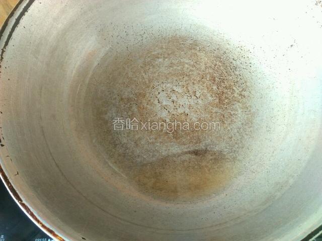 炒锅倒适量的油。
