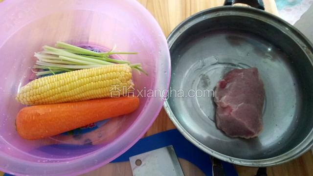 芹菜取茎，胡萝卜削皮，猪肉洗净