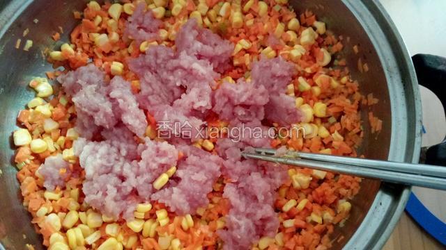 把剁好的肉放入盘里一起搅拌