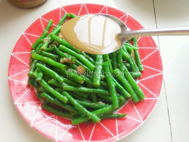 倒入盘内，加入麻汁