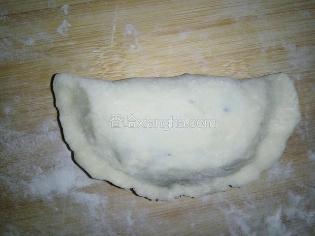 把馅放进去捏住，