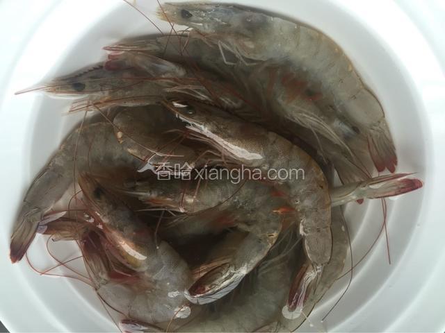 鲜虾洗净去头，去壳，去虾线，切两段
