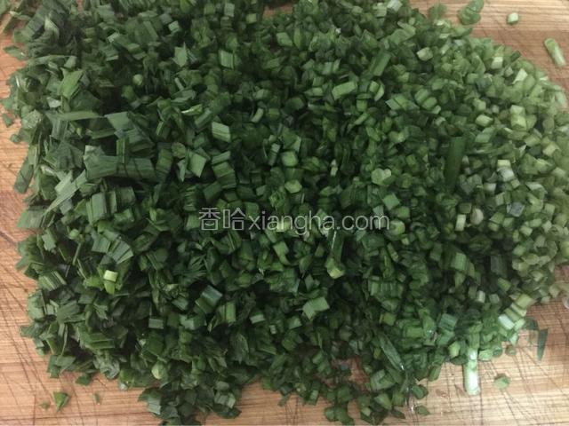韭菜洗净沥干水分切碎
