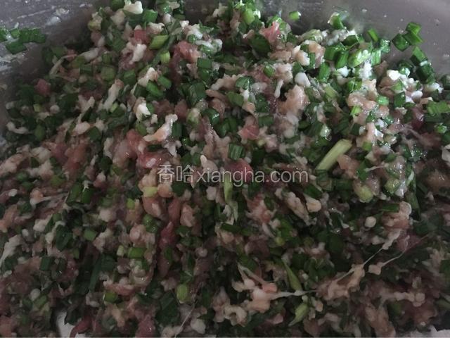 猪肉馅加入韭菜淋入鲜味酱油，料酒，盐，香油搅拌均匀
