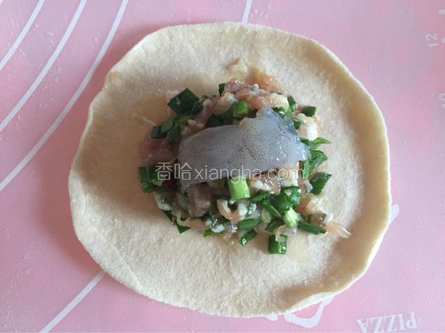 擀成面皮将猪肉韭菜馅放入饺子皮中，放入一个虾仁
