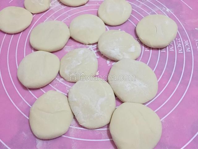 撒适量干面粉按压成饼
