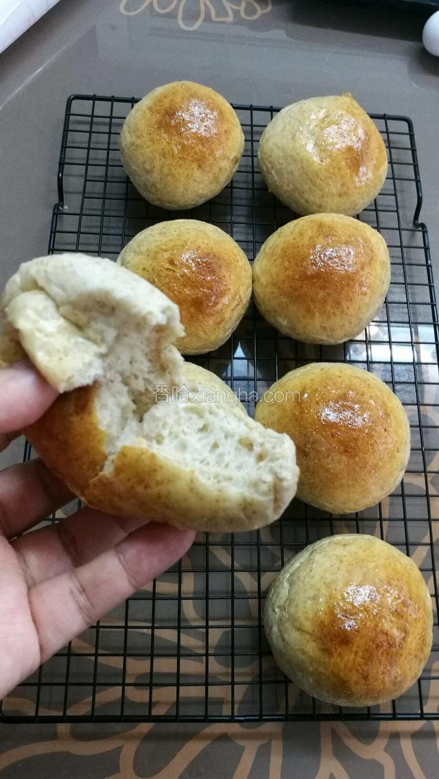 第一次烤的时候可以注意什么时候烤箱传出面包香味，传出香味之后过个3分钟左右，烤到金黄色就可以出炉了。
烤好了之后最好都放在冷却架上放凉，如果一直放在烤盘里，面包底部会有蒸汽可能会浸湿面包。等放凉了撕开一个餐包，又松又软，好美味啊！