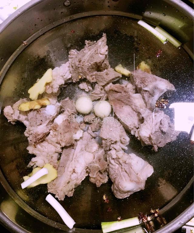 炖锅中倒入适量的水加入龙骨，葱姜蒜，花椒大火煮沸20分钟