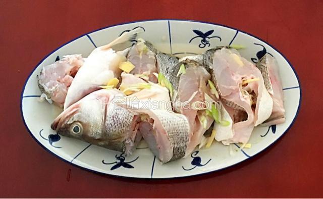 鲈鱼段放一点料酒、盐、姜葱腌渍二十分钟左右。