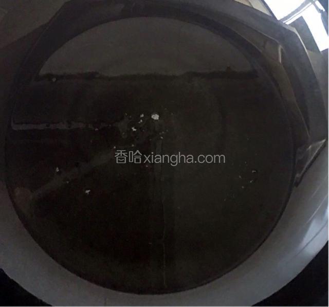 锅中放入适量油，不用炸的用煎的放入锅中油比炒菜油多一些就可，小火慢慢煎至金黄色捞出备用