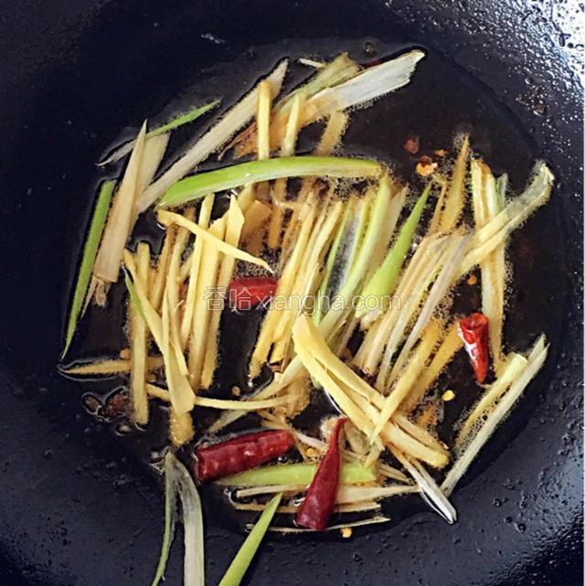 用煎炸鲈鱼的底油爆香葱姜蒜..放入调好的芡汁烧开，然后放入煎好的鲈鱼炖六分钟左右