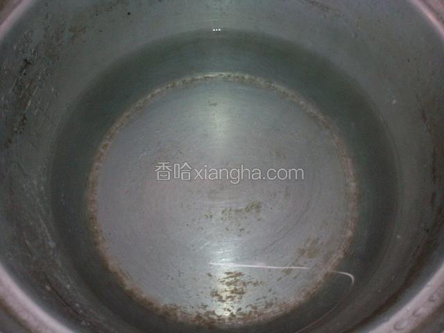 锅中加适量的水，把它烧开，在放米下去，这样更易熟。大火煮沸腾10分钟后改小火煮30分钟左右。