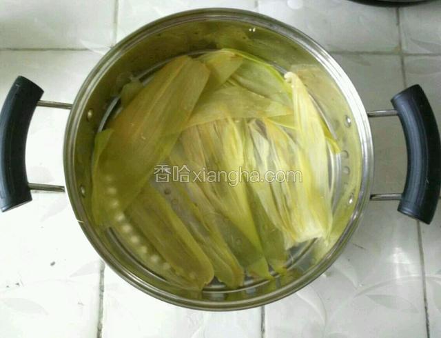 蒸屉铺上玉米叶，准备放糯米糕。
