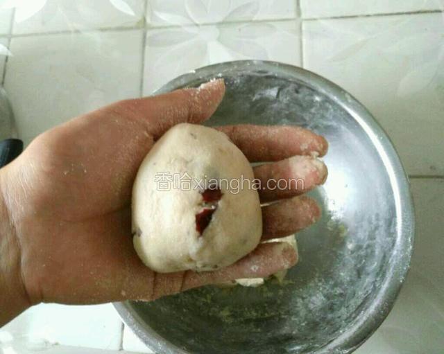 揉好的糯米面团不用切，直接用手撕一块比鸡蛋大一点的面团，在手里搓圆形或者椭圆都可以。
