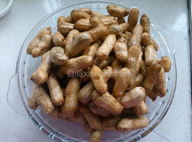 花生洗干净，将每个花生尖捏开一点小口
