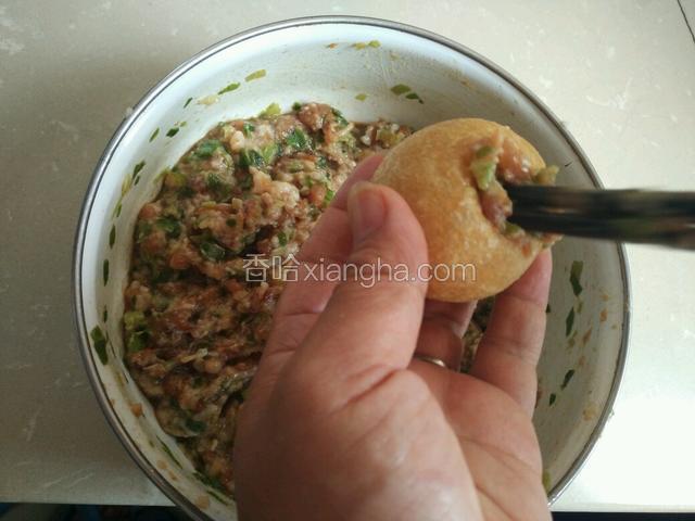 用筷子把和好的肉馅塞进面筋内