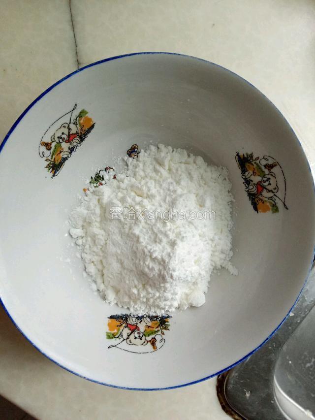 取一个干净的碗加入适量淀粉