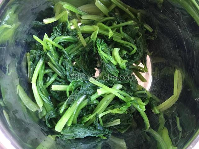 用手挤干水份，放入干净的盆中。