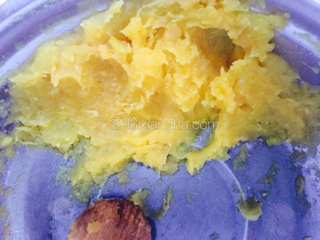 蒸熟的红薯捣成泥