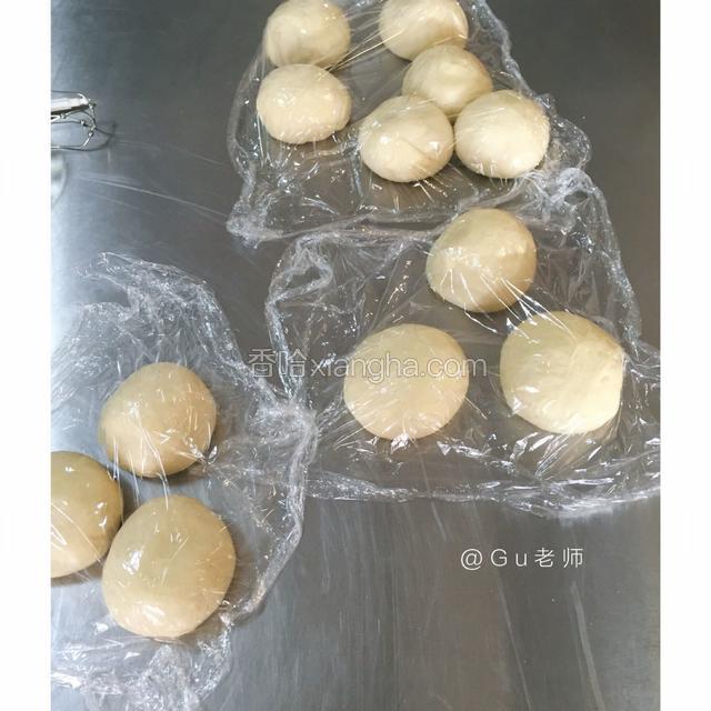 将面团平均分割均匀3份揉圆盖上保鲜膜静止10分钟后进行擀卷排气这是4个吐司的量请忽略图