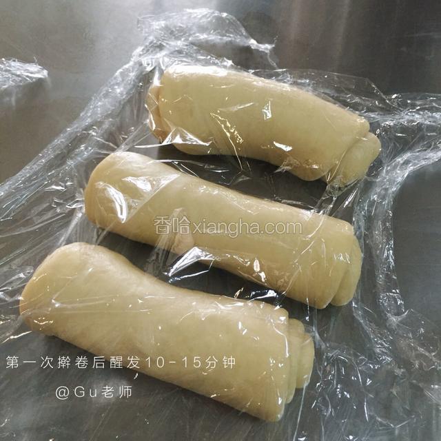 第一次擀卷完成盖上保鲜膜静止10分钟