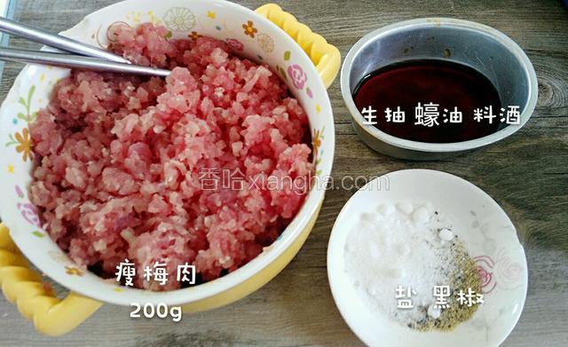 材料准备 买肉让老板搅碎  回来再把肉筋挑出