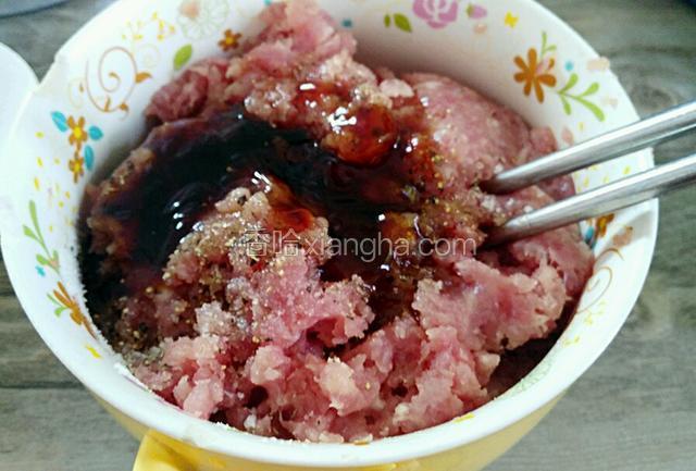 把所以调料倒入 搅拌均匀  腌制10分钟