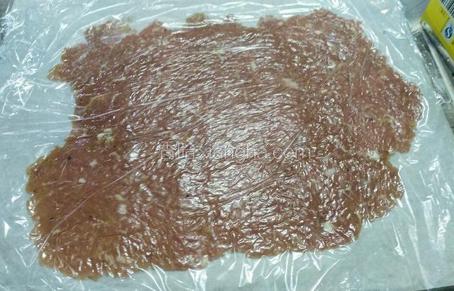 用擀面杖，把肉碎尽量摊平