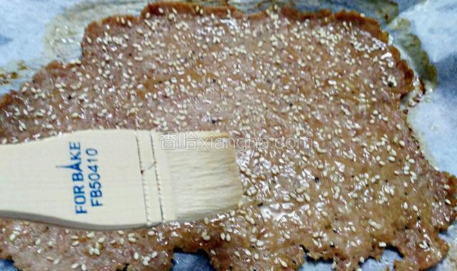 取出，刷上一层蜂蜜，翻面也刷一层蜂蜜，再回烤箱烤5分钟