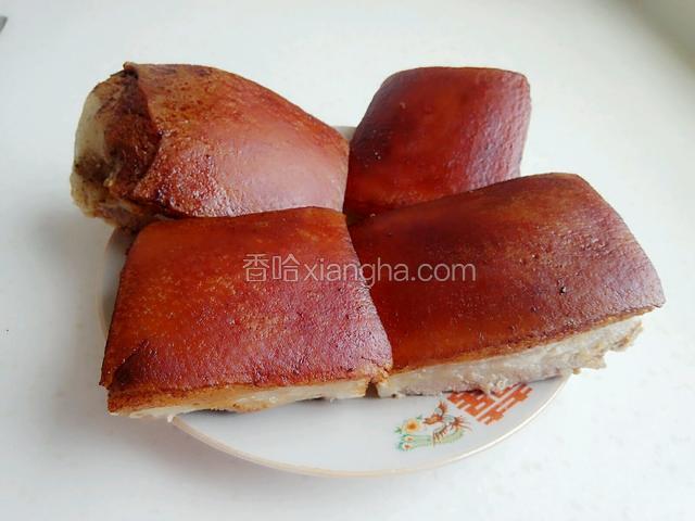 接着第二次抹老抽，抹完之后你会发现颜色更漂亮，抹完之后让它自然晾干，水分一定要晾干，要不然接下来炸的时候油会溅得到处都是，包括你身上脸上。
注：有厨房纸巾就更好了，用它来辅助把肉里的水分吸收掉。