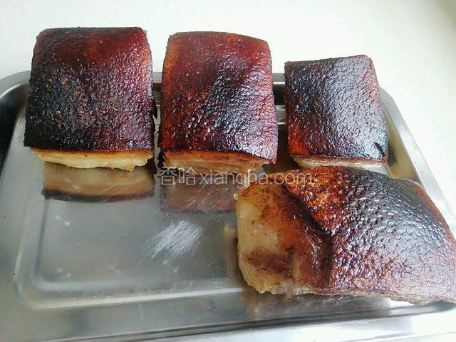 这是炸好的五花肉。
注：炸好的肉可以再加点清水再煮一会儿，大家为的是方便切，但是我不觉得这样好切，按照个人习惯来就好。如果亲们真的想要再煮一会儿也可以，但是我把这一步跳过了。想进行此步骤的也可以把煮过肉的汤汁留下来一些，蒸肉的时候加点在碗里，但是我自己觉得没必要，因为不管肥瘦，蒸的过程中会出油，也会产生一些水蒸气，蒸好了汤汁多的都有，我每次还会倒掉一半呢，这一步我也跳过了。这是我长期做的经验，仅供参考！
