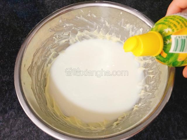 加入适量柠檬汁继续搅匀