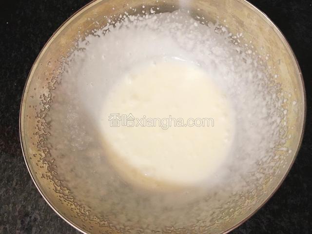 淡奶油打发至六分，类似厚厚的酸奶