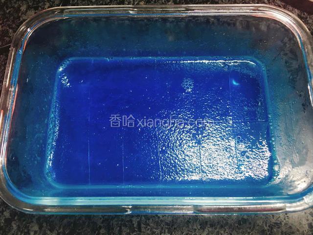 把果味粉加上雪碧拌匀后加入吉利丁粉拌匀，隔热水搅拌至无颗粒，放入冰箱冷藏一至二小时。