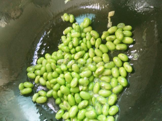 锅里热油，放入蒜末爆香
倒入青豆翻炒