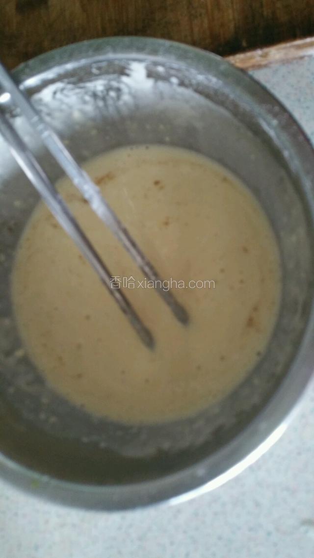 取一个大碗打入一个鸡蛋，加入60克左右面粉，加入适量水，搅拌均匀成浓稠糊状