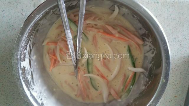 加入切好的食材，加入少许盐，五香粉调味拌匀